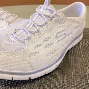 💯 EUC 💯 Skechers Women’s Gratis taking you along for the ride! Your Welcome!